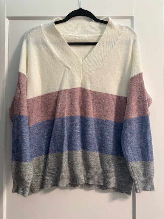 Sweaters - Women’s Colorblock V-Neck Sweater - Cream, Rose, Blue, Gray